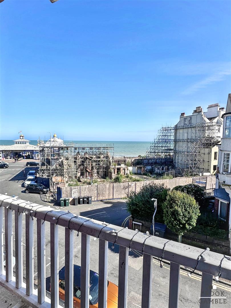 2 Bedroom Flat - Conversion. Elms Avenue in Eastbourne,  7